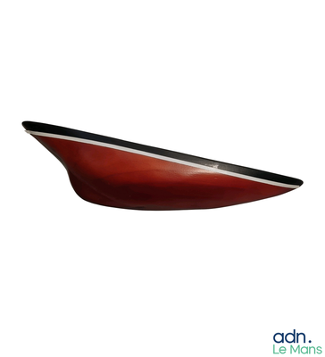 un bateau rouge et noir orné d'une bande blanche