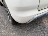 un gros plan du pare-chocs avant et de l'aile d'une voiture