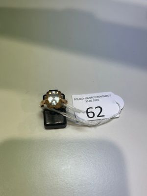 une bague posée sur une table