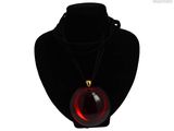 collier avec une boule en verre rouge sur un mannequin noir