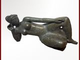 statue d'une femme allongée sur le dos sur un fond blanc