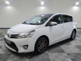 La Toyota Sienna blanche est garée sur un sol en carrelage à damier.