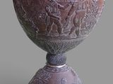un grand vase en métal orné d'un motif