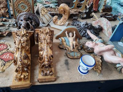une table sur laquelle sont posés de nombreux objets anciens