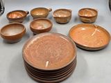 beaucoup de bols et d'assiettes marron sur la table