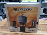 une boîte de Nespresso Verioo à côté d'une tasse de café