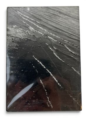 une photo en noir et blanc d'une personne tenant une planche de surf