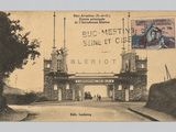 une vieille carte postale représentant une rue et un immeuble