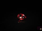gros plan d'un diamant rouge sur une surface noire