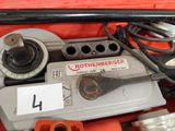 un troglodyte et un petit troglodyte dans une boîte à outils