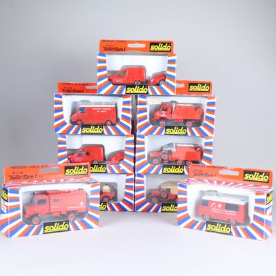 six camions rouges miniatures sont empilés les uns sur les autres