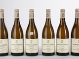 six bouteilles de vin sont alignées dans une rangée