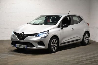 la voiture blanche est garée dans un garage dont le sol est recouvert de carreaux