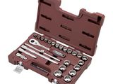 un gros plan d'un ensemble d'outils rangés dans un coffret, sur fond blanc