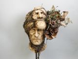 une sculpture représentant un homme avec une fleur sur la tête