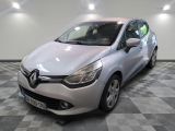 la voiture argentée est garée dans le garage sur le sol en damier
