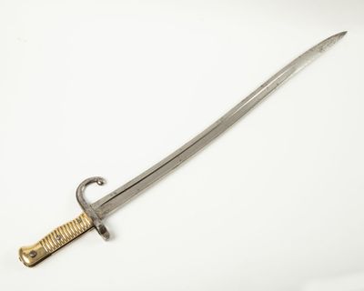 une épée argentée et dorée sur un fond blanc
