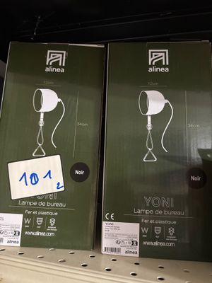 deux paquets de papier toilette sur l'étagère du magasin