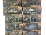 de nombreux véhicules miniatures exposés dans une vitrine
