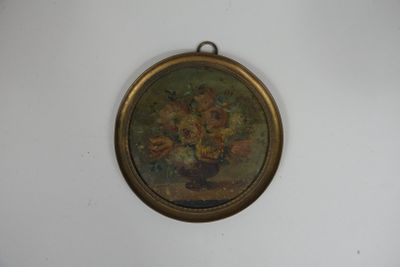 une image d'un tableau sur le mur d'une pièce