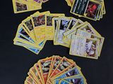 beaucoup de cartes pokemon sur la table
