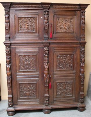 Petit buffet deux-corps en chêne ouvrant par quatre vantaux …