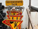 un tas de panneaux de signalisation au pied d'un immeuble