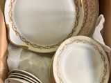 une boîte contenant un service d'assiettes et de bols