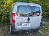 une camionnette garée sur le côté de la route