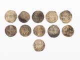 plusieurs pièces d'or sont disposées en cercle sur une surface blanche