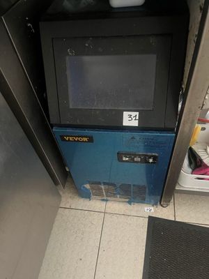 un micro-ondes posé dans un coin de la pièce