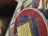 une enseigne rouge et bleue sur le côté d'un immeuble