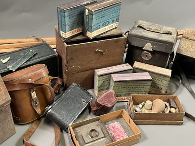 beaucoup de vieilles valises et d'autres objets sur la table