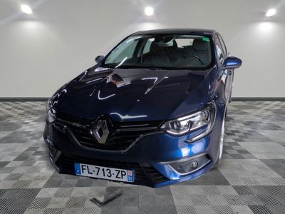 vue de face d'une voiture bleue garée sur un sol à damier