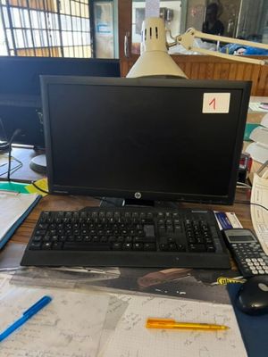 un bureau sur lequel se trouvent un écran, un clavier, une souris et d'autres éléments