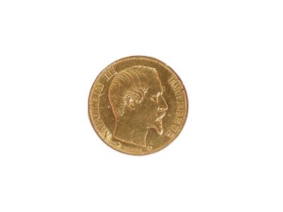 gros plan d'une pièce d'or sur fond blanc