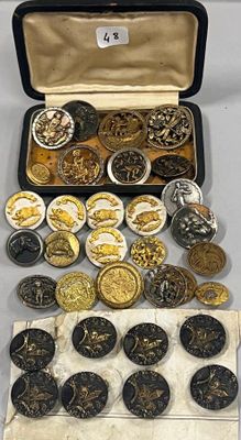 une grande quantité de pièces d'or et d'argent dans un coffret