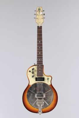 un gros plan d'une guitare posée sur un support, sur fond blanc