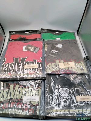 de nombreux t-shirts rangés ensemble dans une boîte
