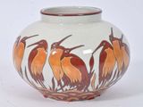un vase sur lequel sont peints des oiseaux sur un fond blanc