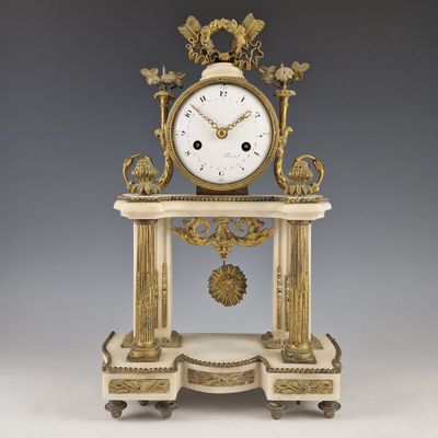 une horloge posée sur une table