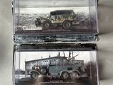 deux véhicules militaires exposés dans une vitrine