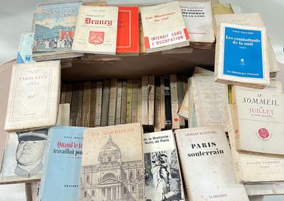 de nombreux livres qui dorment dans une boîte
