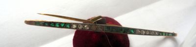 un gros plan d'une chaussure rouge ornée d'un bracelet vert