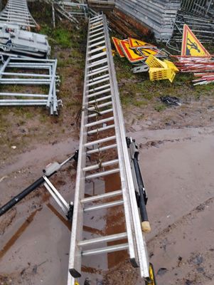 Lot comprenant : - Echelle double en aluminium CENTAURE - Es… - Photo 1