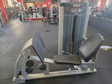une photo d'une salle de sport avec des appareils et des haltères