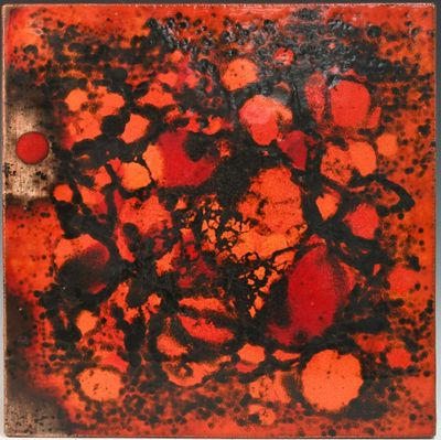 une image représentant une peinture rouge et noire sur un fond blanc