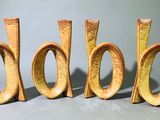 trois lettres en bois sculptées en forme de lettres