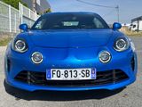 une voiture de sport bleue garée sur le bord de la route