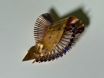 Broche en or agrémentée de quatorze petites pierres bleues, P. 10,84 g - Photo 1
